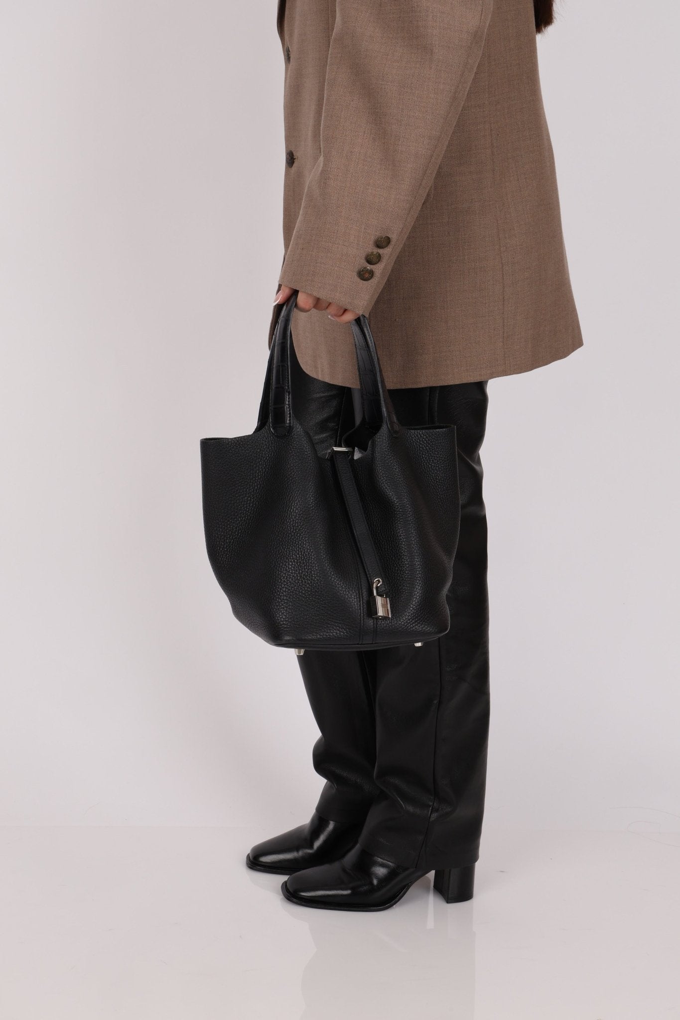 Limited Edition Hermès 2019 Noir Clemence and Matte Alligator Touch Picotin 22 - FashioNica