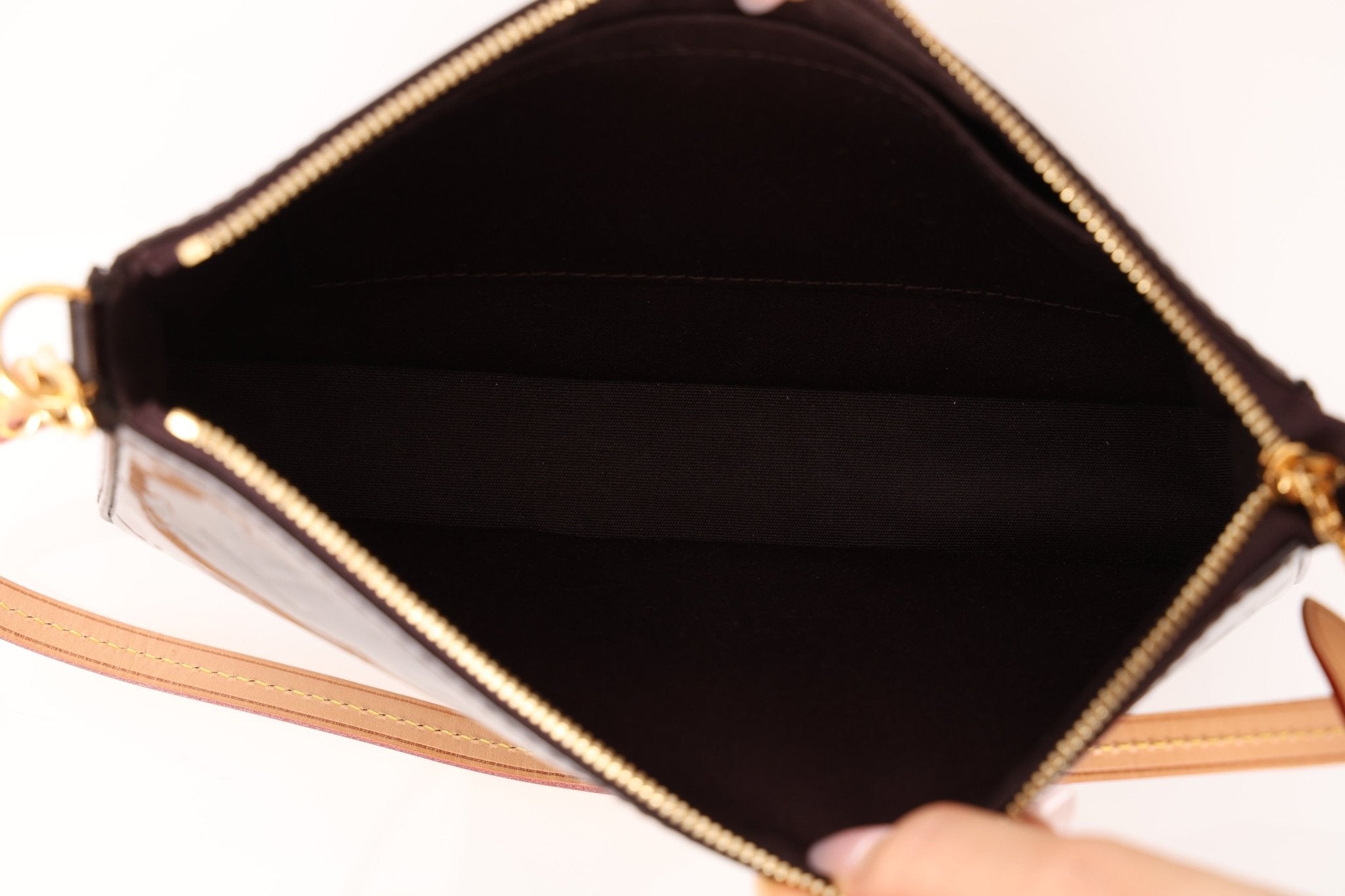 Louis Vuitton 2012 Monogram Amarante Vernis Pochette - FashioNica