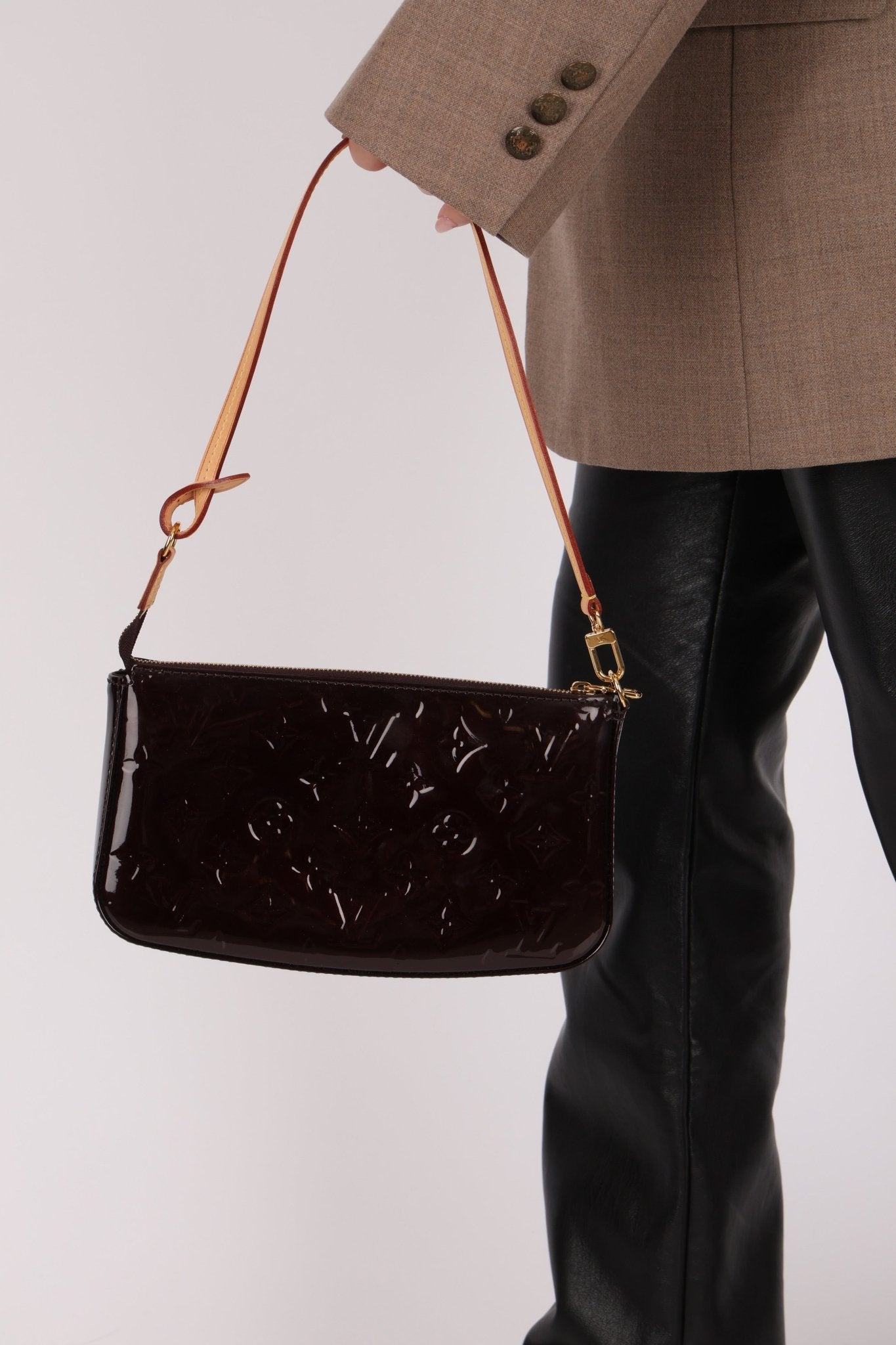 Louis Vuitton 2012 Monogram Amarante Vernis Pochette - FashioNica