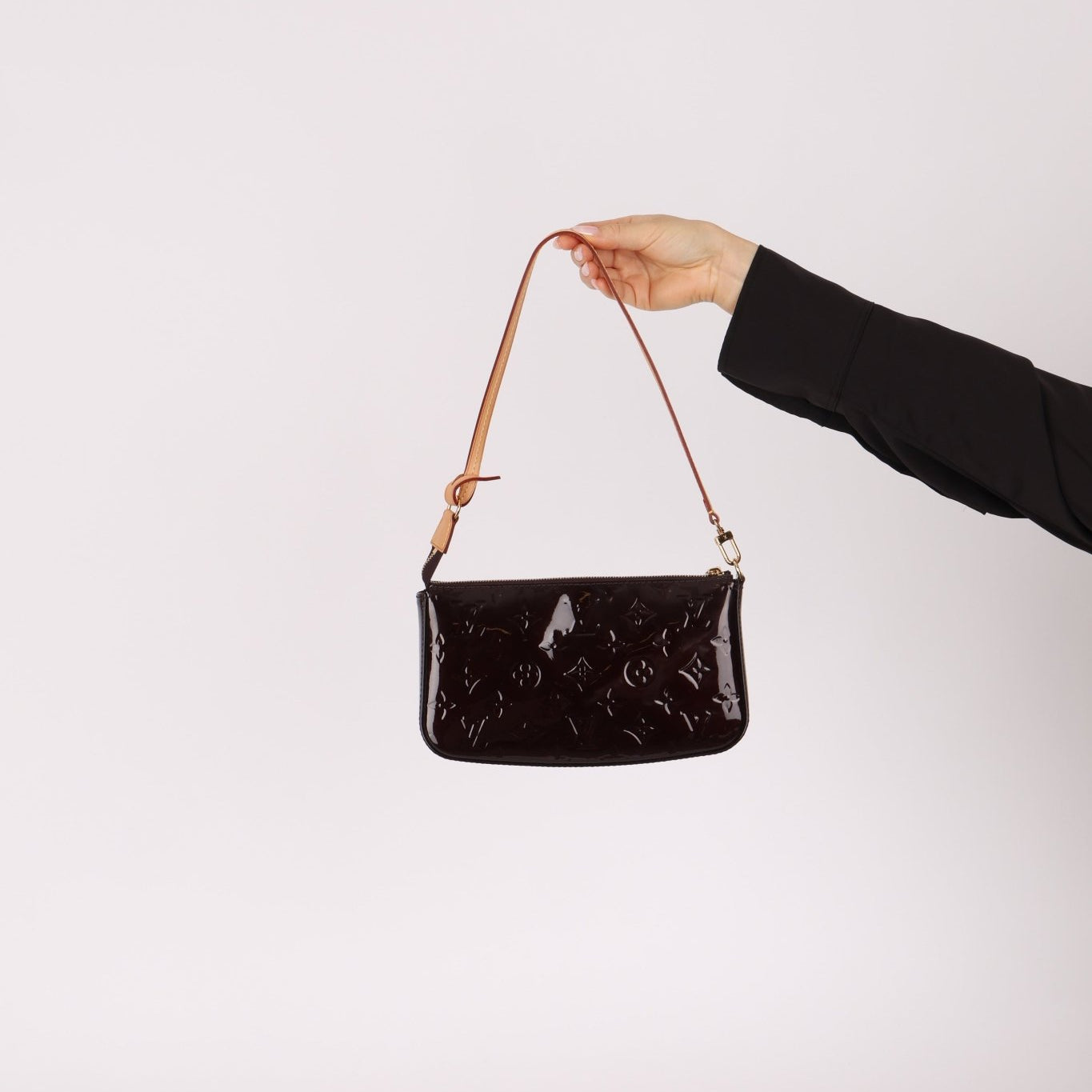 Louis Vuitton 2012 Monogram Amarante Vernis Pochette - FashioNica