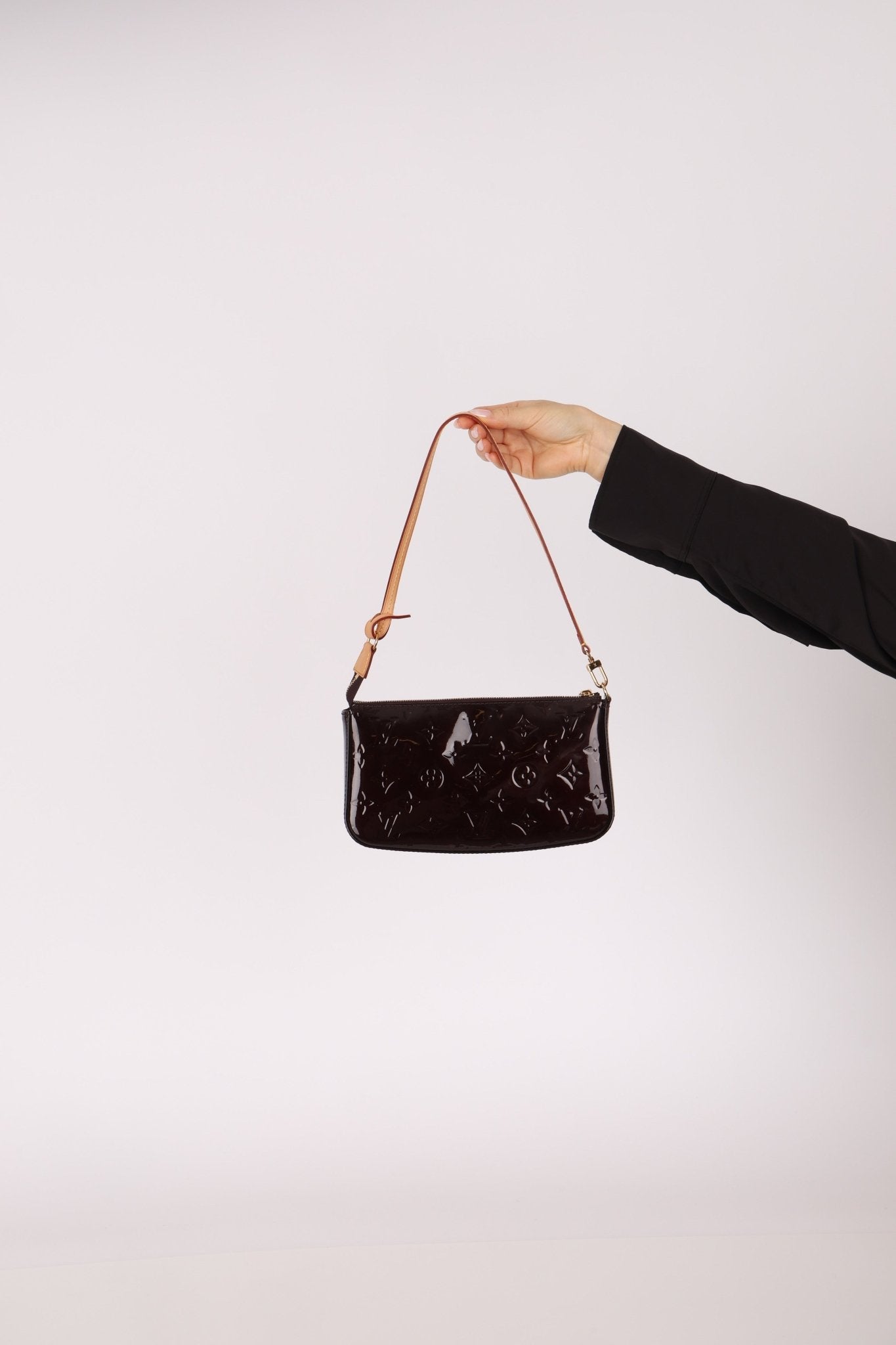 Louis Vuitton 2012 Monogram Amarante Vernis Pochette - FashioNica