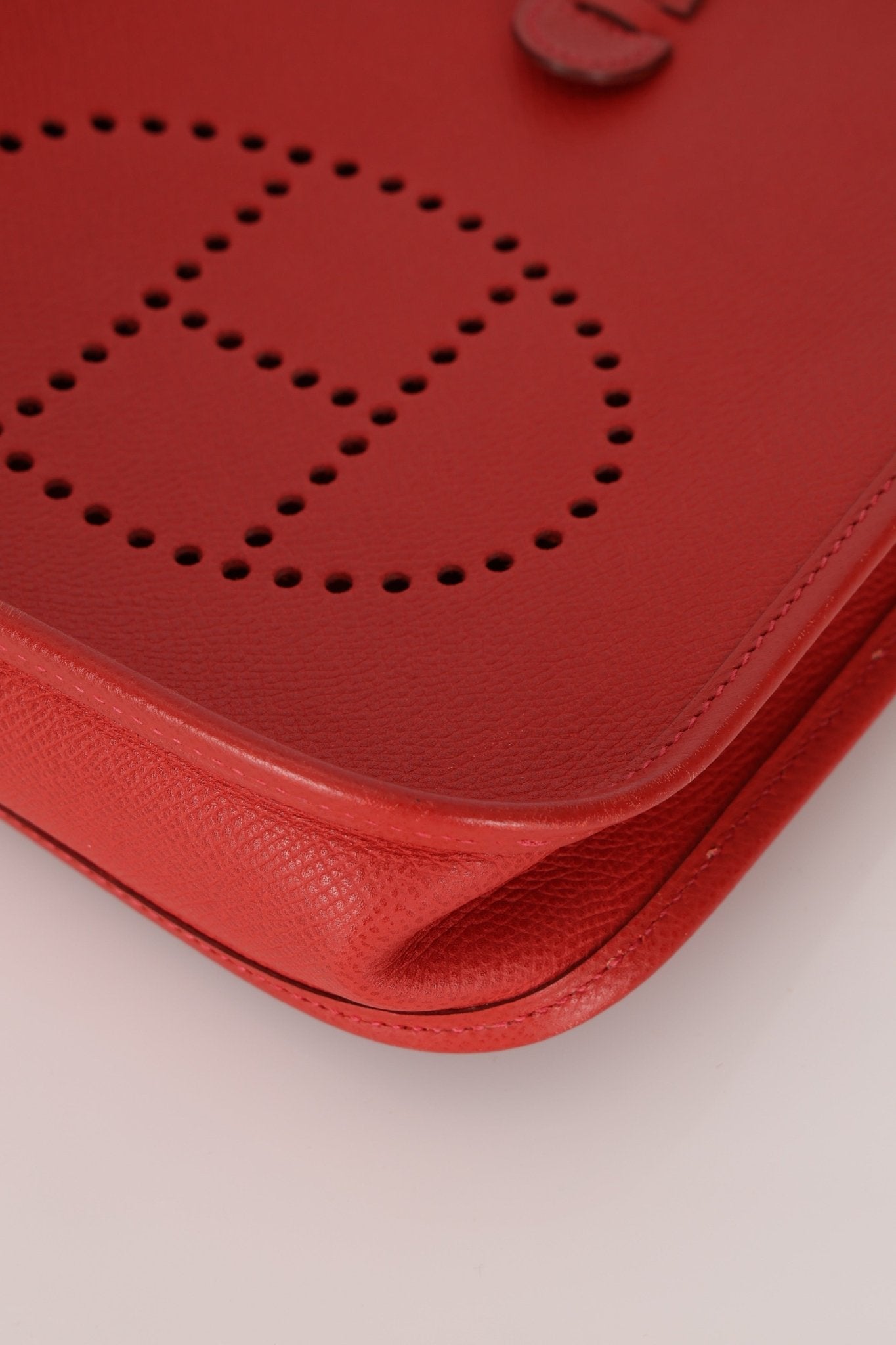 Rare Hermès 2005 Rouge Casaque Epsom Evelyne Short Strap TPM PHW - FashioNica