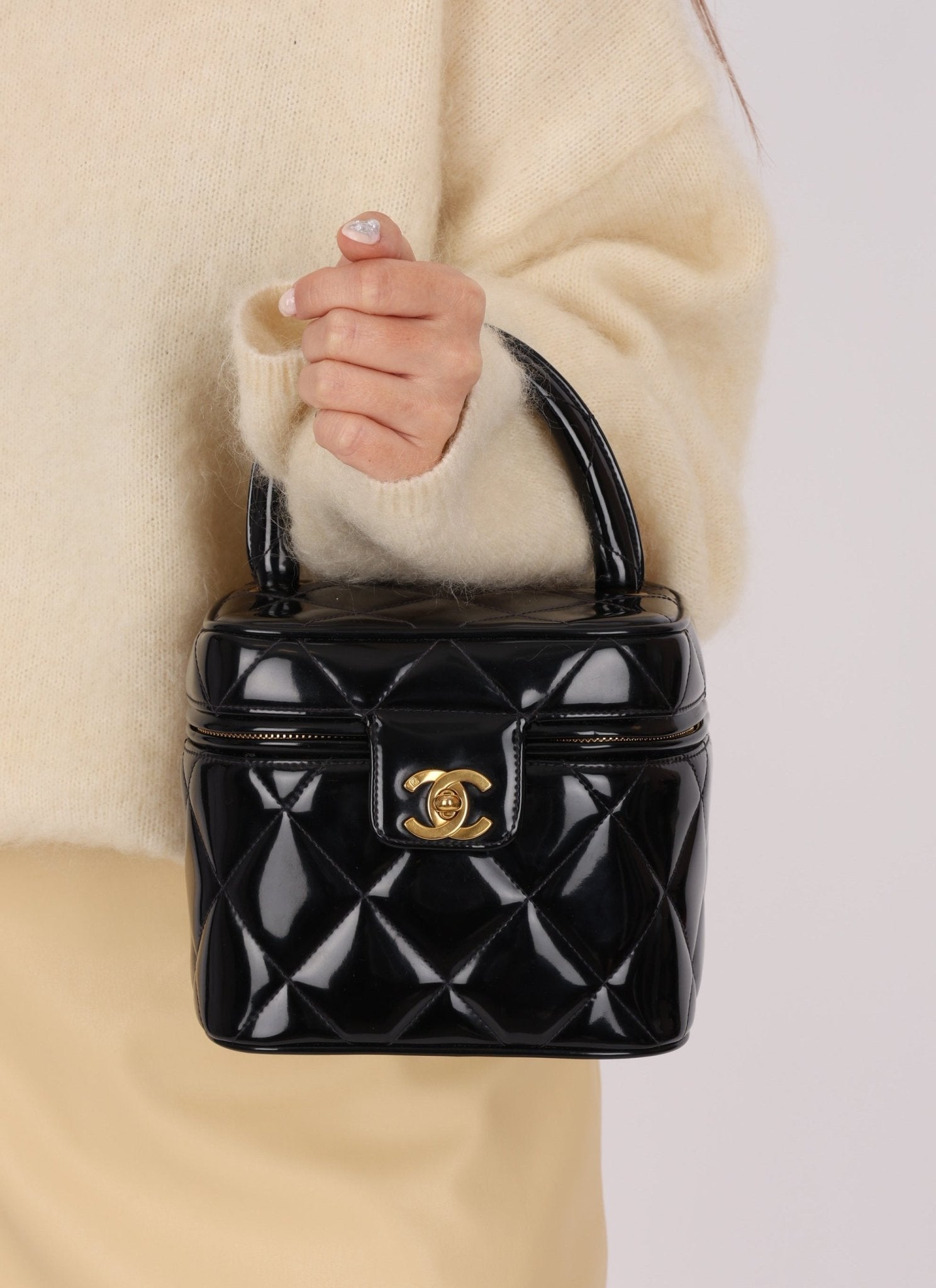 Ultra - Rare Chanel 1995 Patent Heart Mirror Barbie Turnlock Vanity - FashioNica