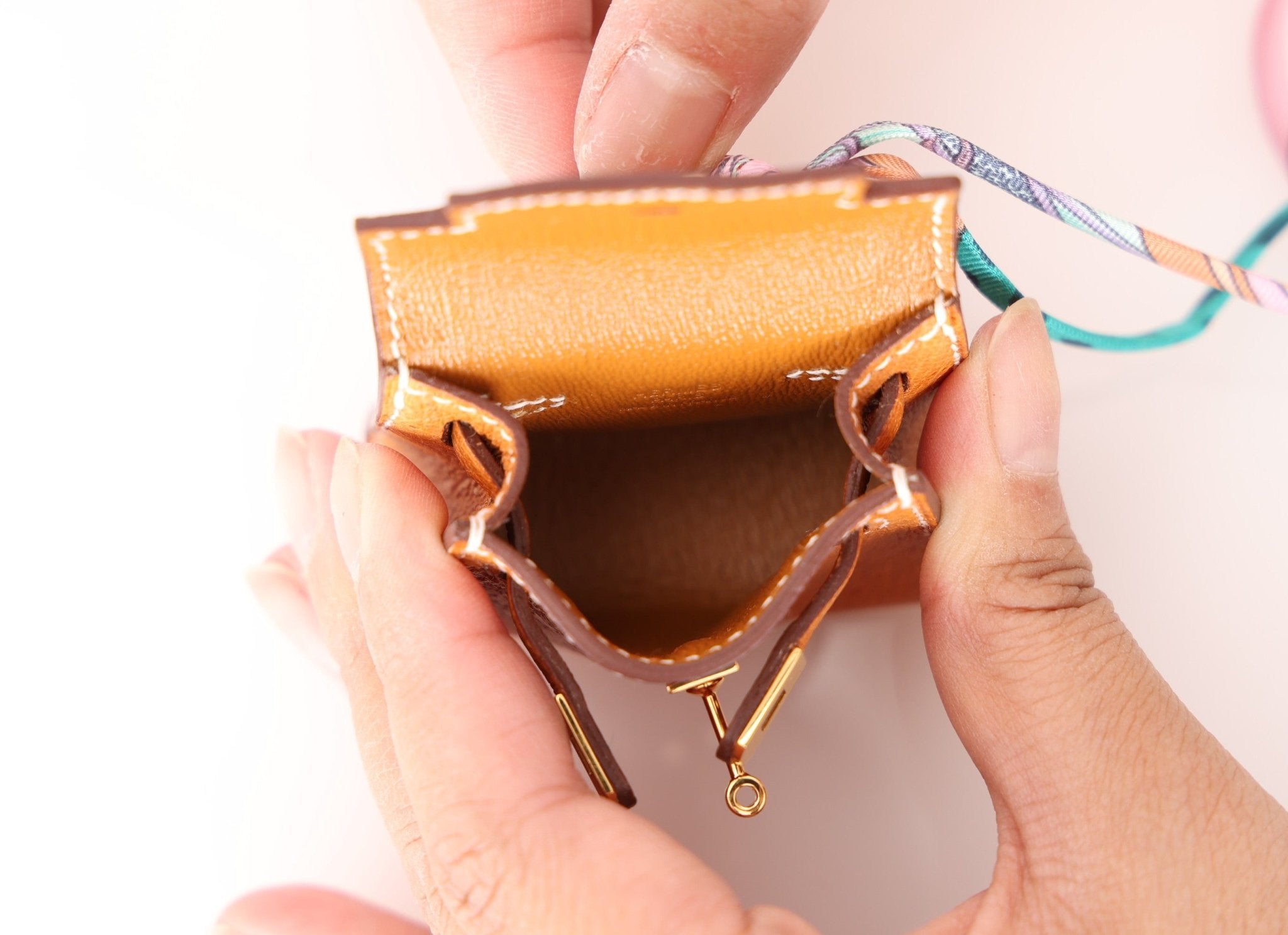 Ultra - Rare Hermès Toffee Peau Porc Micro Twilly Kelly - FashioNica