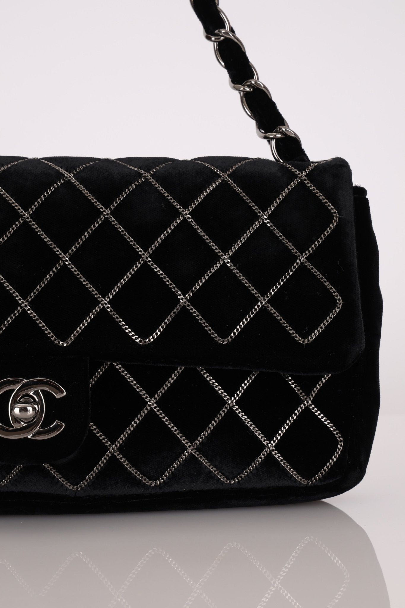 Ultra - Rare Runway Chanel 2004 Velvet East West Chain Stitch Single Flap - FashioNica